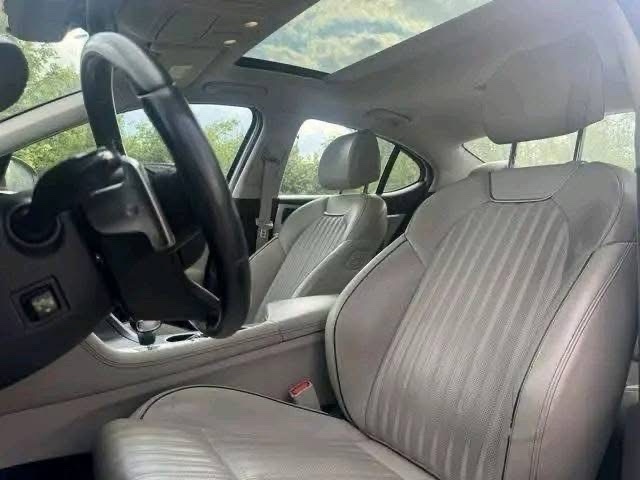 2019 Genesis G70 2.0T Advanced - Image 13
