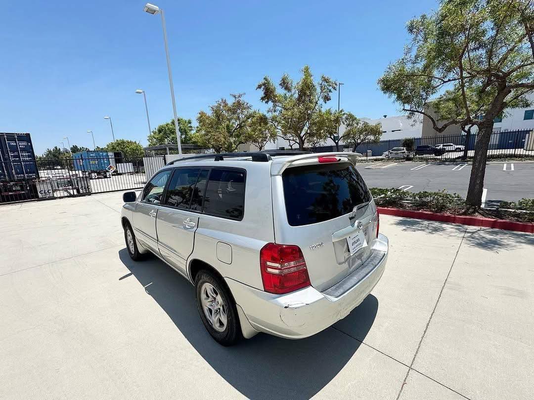2004 Toyota Highlander SUV - Image 2